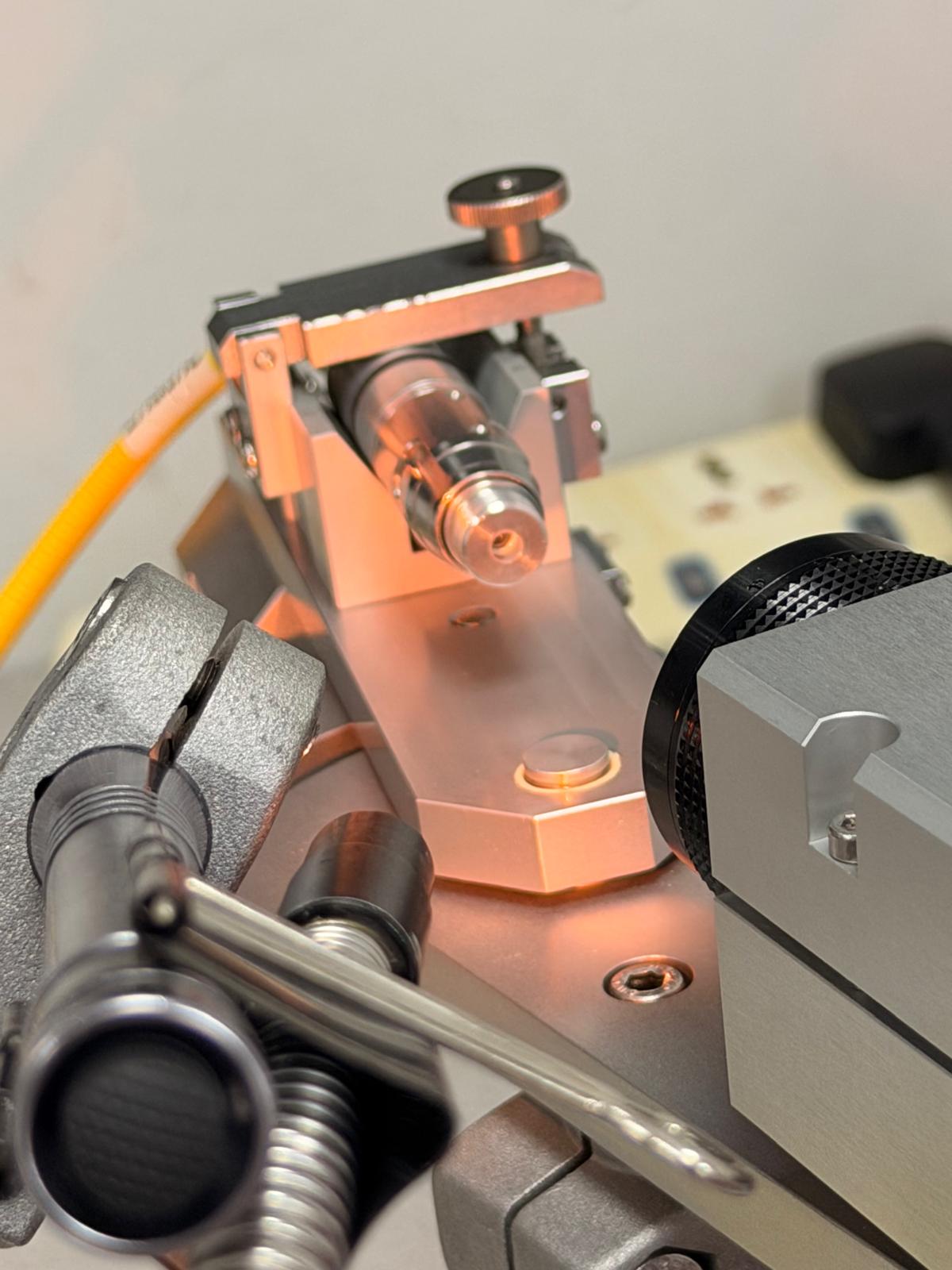 Microscopic inspection of high-power optical fibers